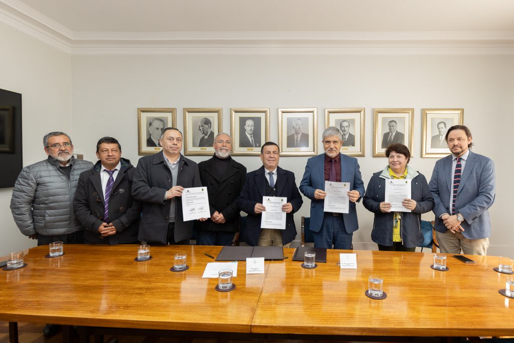 UdeC firma convenio con Municipalidad de Quillón para la recuperación ecosistémica y ambiental de Laguna Avendaño