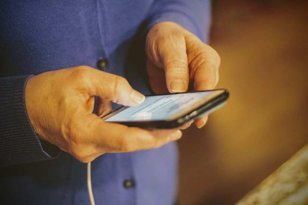 NUDOS: iniciativa investiga desigualdades digitales en Chile para políticas públicas