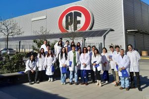 Alumnos de programas de formación complementaria de la FIAUdeC visitaron planta PF y feria Food & Service