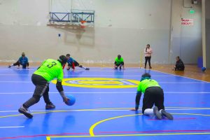 Exhibición de goalball en la UdeC destaca en las celebraciones del centenario de la Facultad de Medicina