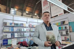 Editorial UdeC presentó libro sobre Margot Loyola en la Filsa 2024