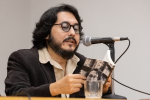 Poeta Ernesto Carrión presenta libro  «Materia primitiva», fruto de su residencia en la UdeC