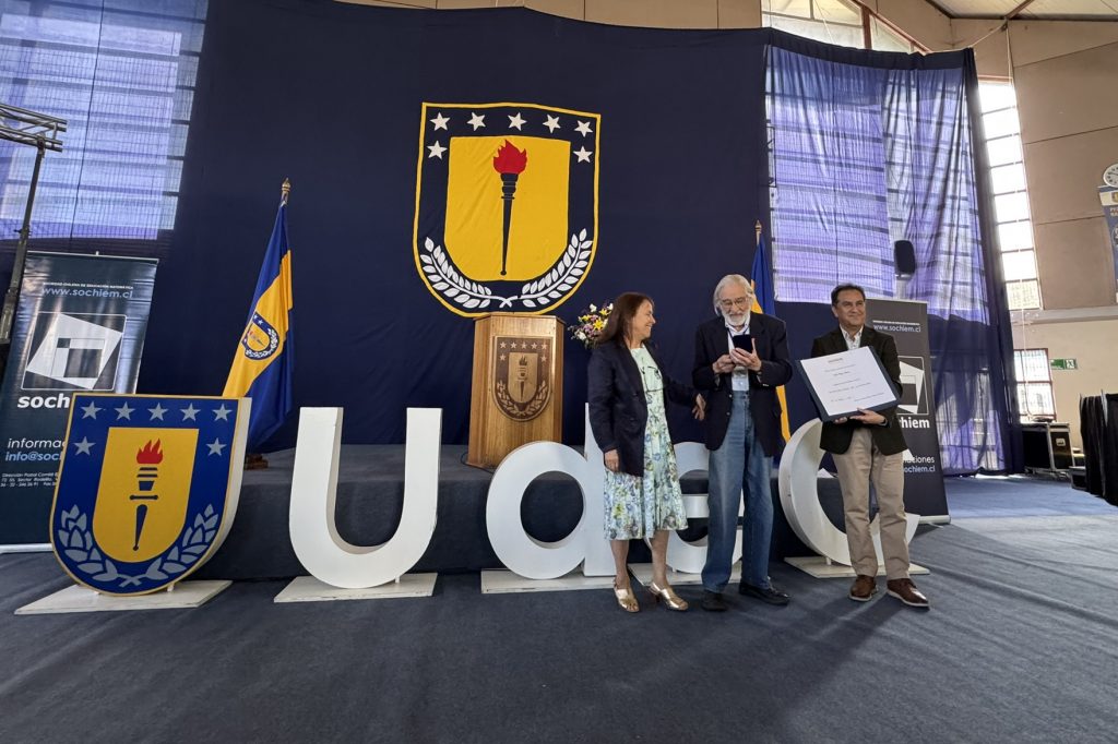 “Fue un espejo de lo bien hecho”: Dr. Fidel Oteiza es galardonado con el Premio Nacional de Educación Matemática en Campus Los Ángeles