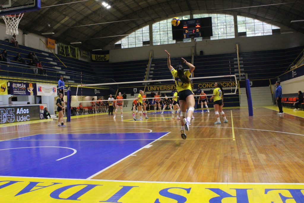 Vóleibol femenino UdeC se impuso en el clásico al Club Deportivo Alemán por tres sets a cero