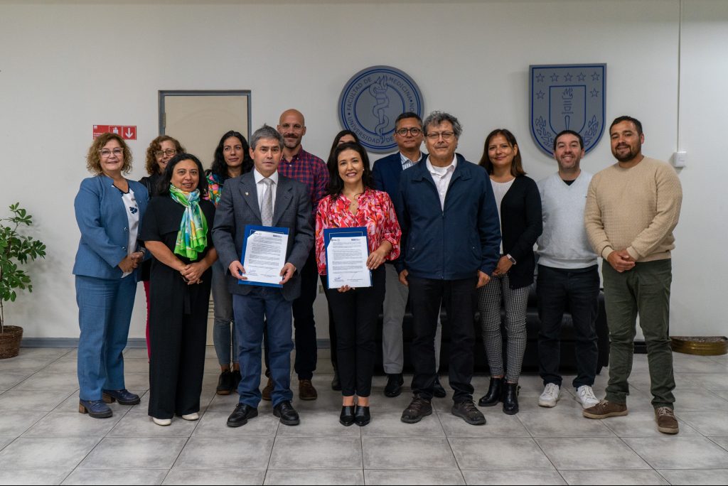 Facultades de Medicina y de Ciencias Físicas y Matemáticas firman convenio de mutua colaboración