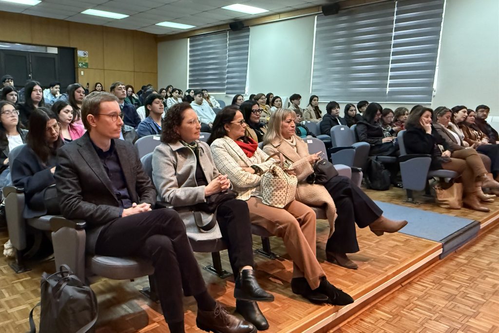 Facultad de Enfermería UdeC inaugura su 7° Escuela de Invierno con reflexiones éticas sobre IA en salud