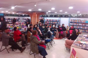 Palabra, historia y pensamiento se encuentran en la séptima tertulia «Hacia todos los vientos» de la Cátedra Gonzalo Rojas Palabra, historia y pensamiento se encuentran en la séptima tertulia «Hacia todos los vientos» de la Cátedra Gonzalo Rojas