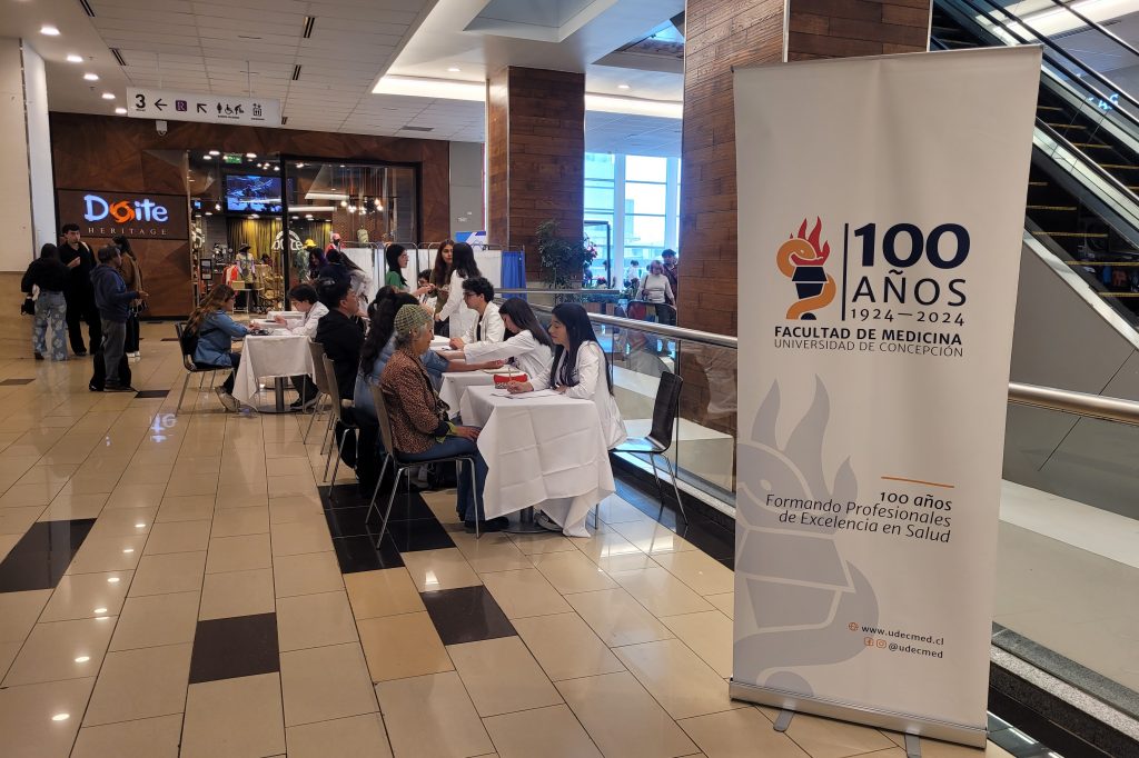 Operativo de Medicina UdeC en Mall del Centro Concepción