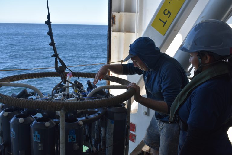 recuperación de instrumentos en la Fosa de Atacama