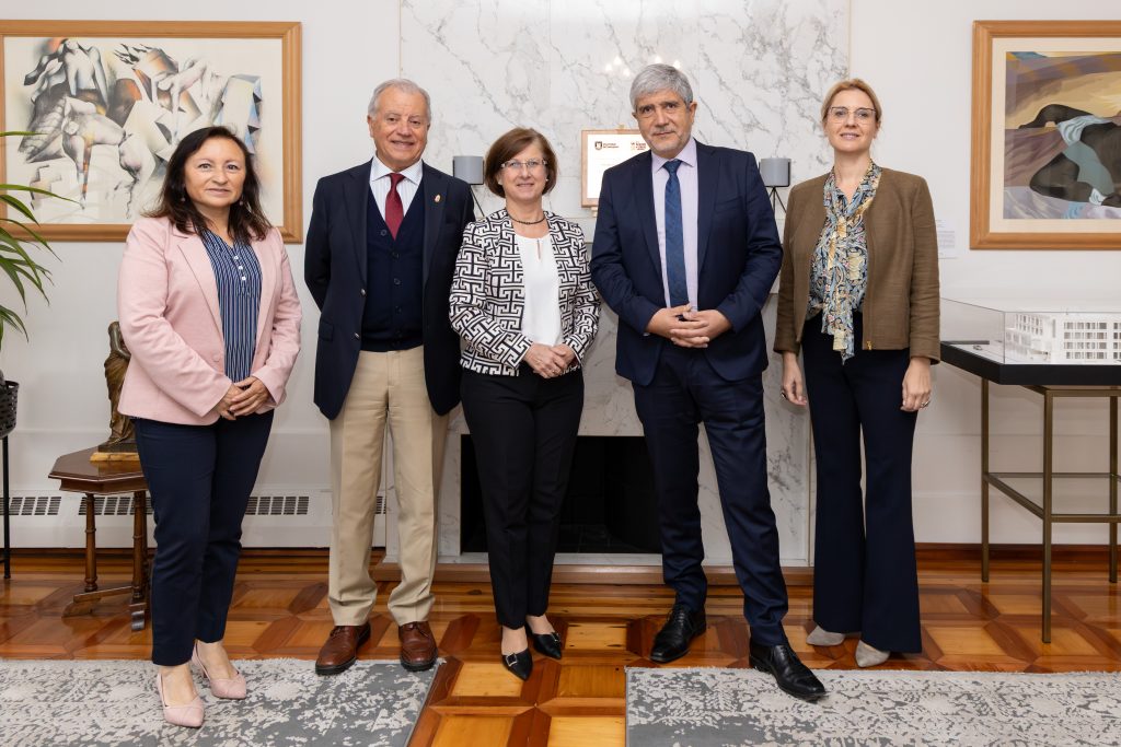 Participantes en la reunión protocolar.