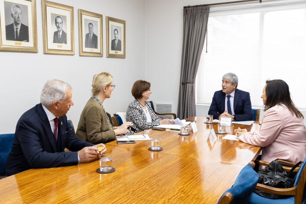 Saludo protocolar de embajadora de Hungría al Rector Carlos Saavedra.