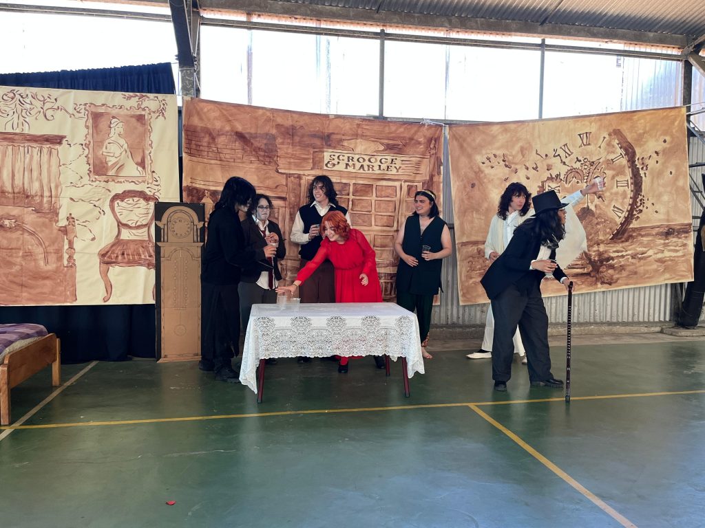 UdeC estrena adaptación sostenible de “Un cuento de Navidad” en la Isla Quiriquina