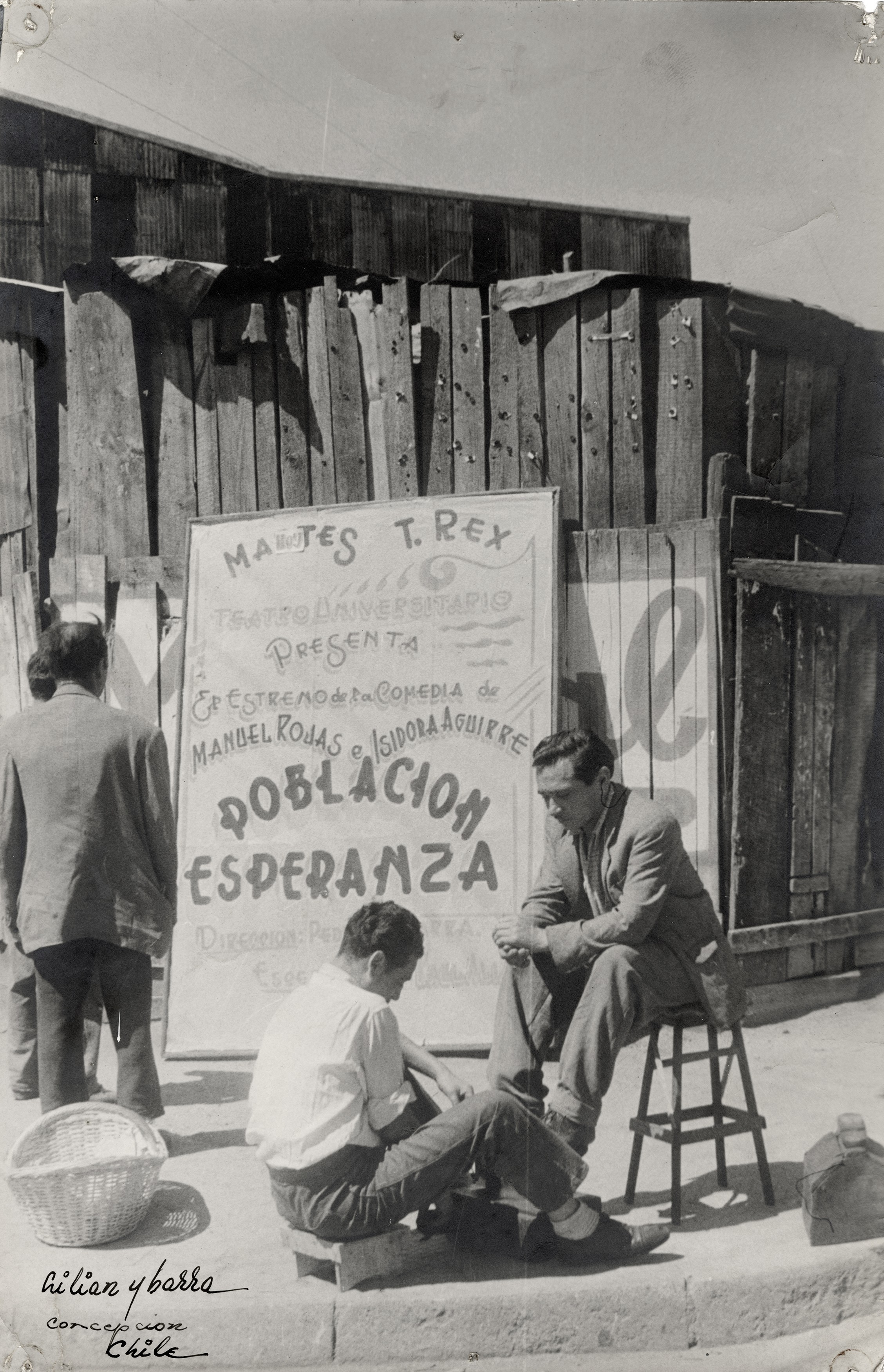 Letrero promocional del estreno de la obra "Población esperanza" en el antiguo Teatro Rex.
