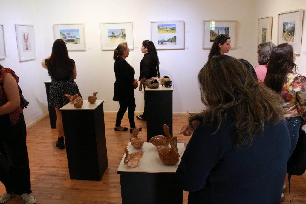 el Campus Los Ángeles hoy invita a contemplar dos exposiciones durante diciembre