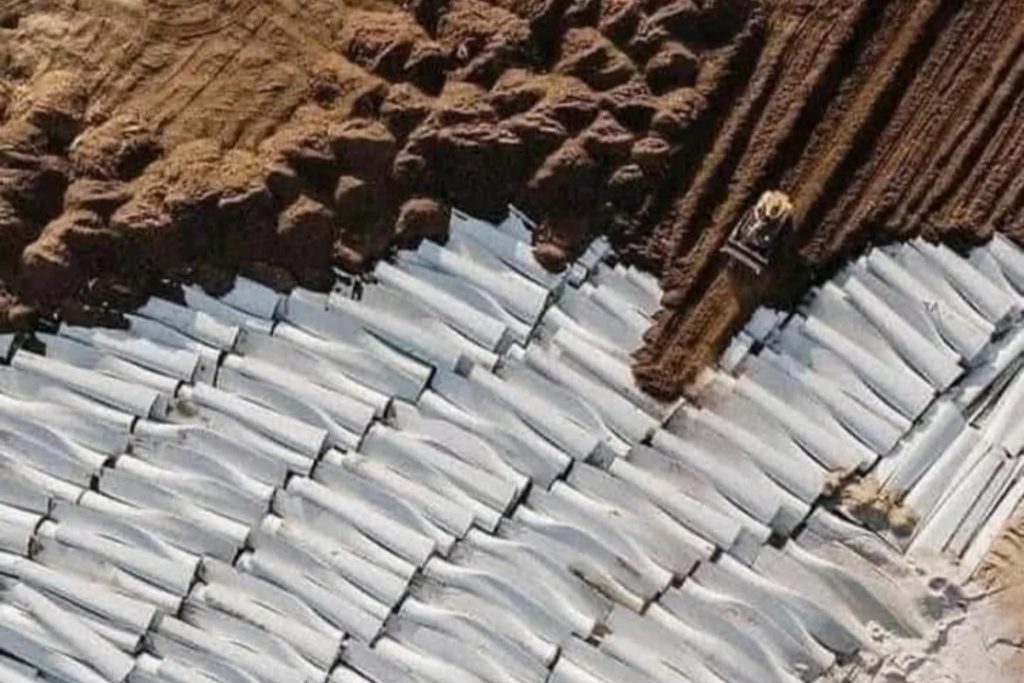 Palas eólicas en vertedero.