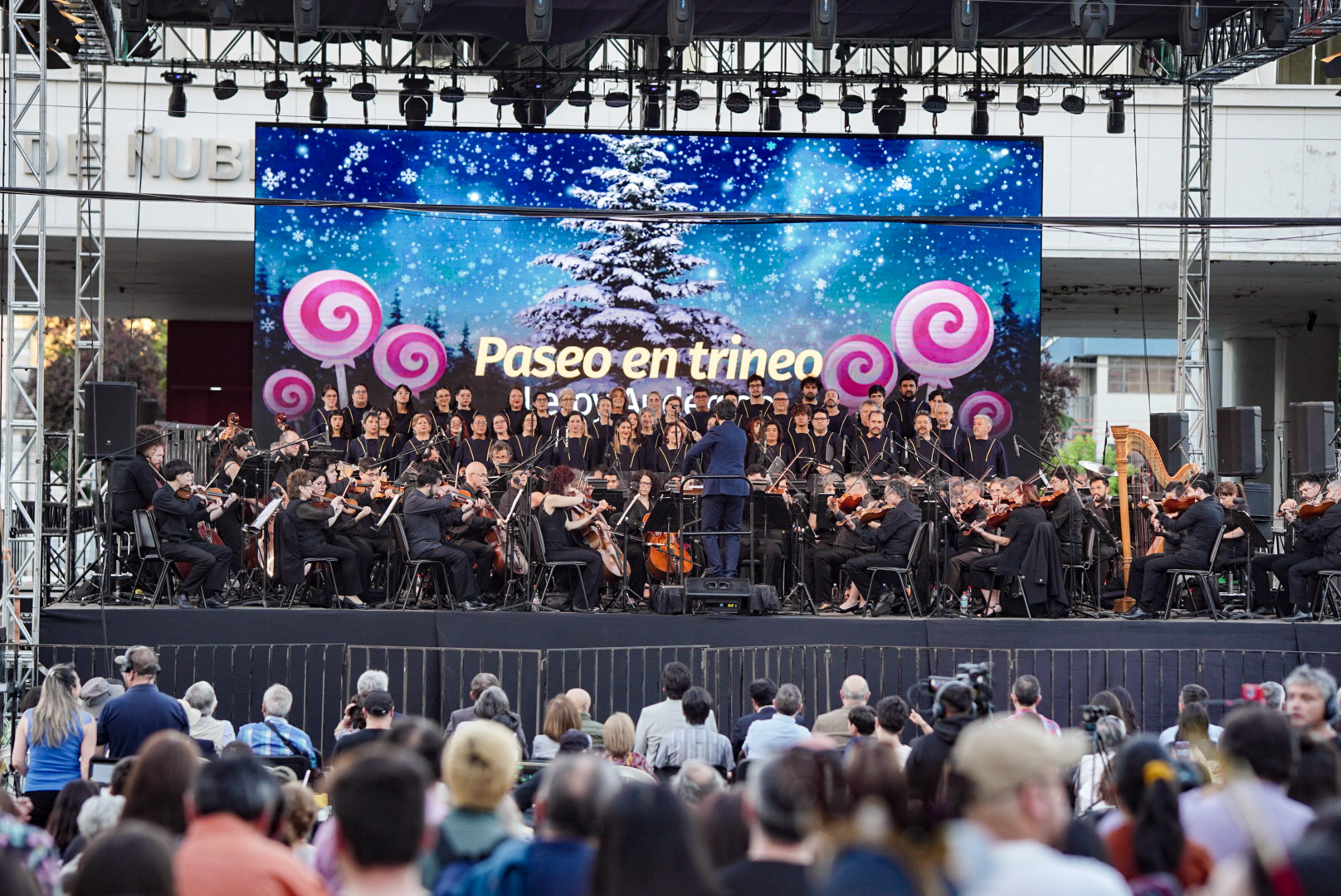 Concierto de Navidad UdeC transformó la explanada de Chillán en un espacio de encuentro ciudadano
