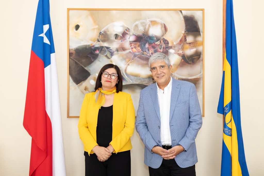 La Decana de Educación, Verónica Yáñez, en encuentro protocolar con el Rector Carlos Saavedra.