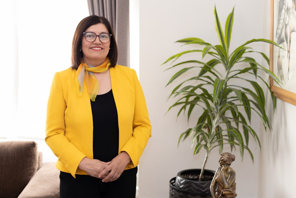 La Decana de Educación, Verónica Yáñez.