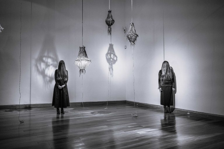 Cecal UdeC inaugura temporada 2026 con “Reveladas” de Ximena Zomosa