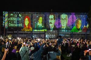 “La Búsqueda del Conocimiento”: Bibliotecas UdeC conmemora cien años con hito lumínico en el Campus Concepción