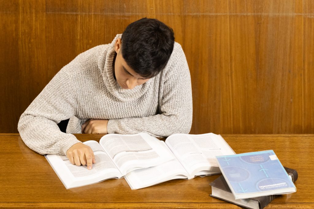 Alumno estudiando.