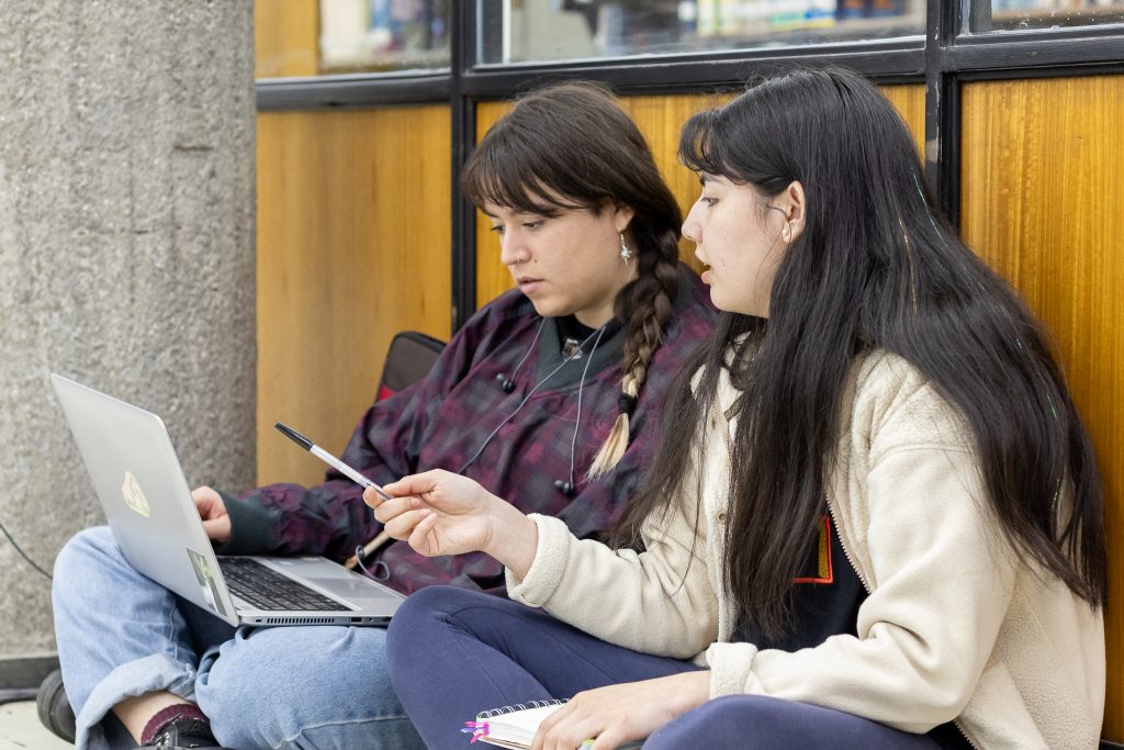 Alumnas estudiando.