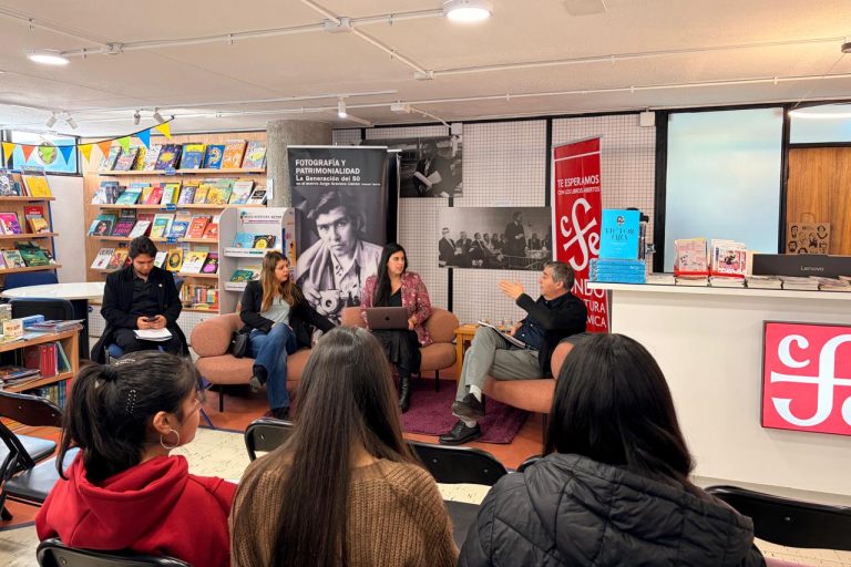 UdeC promueve diálogo interdisciplinario sobre fotografía y poesía de la Generación del 50