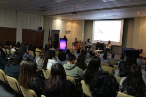 UdeC Campus Los Ángeles inaugura Mes del Libro con presentación de libro infantil sobre Los Bunkers